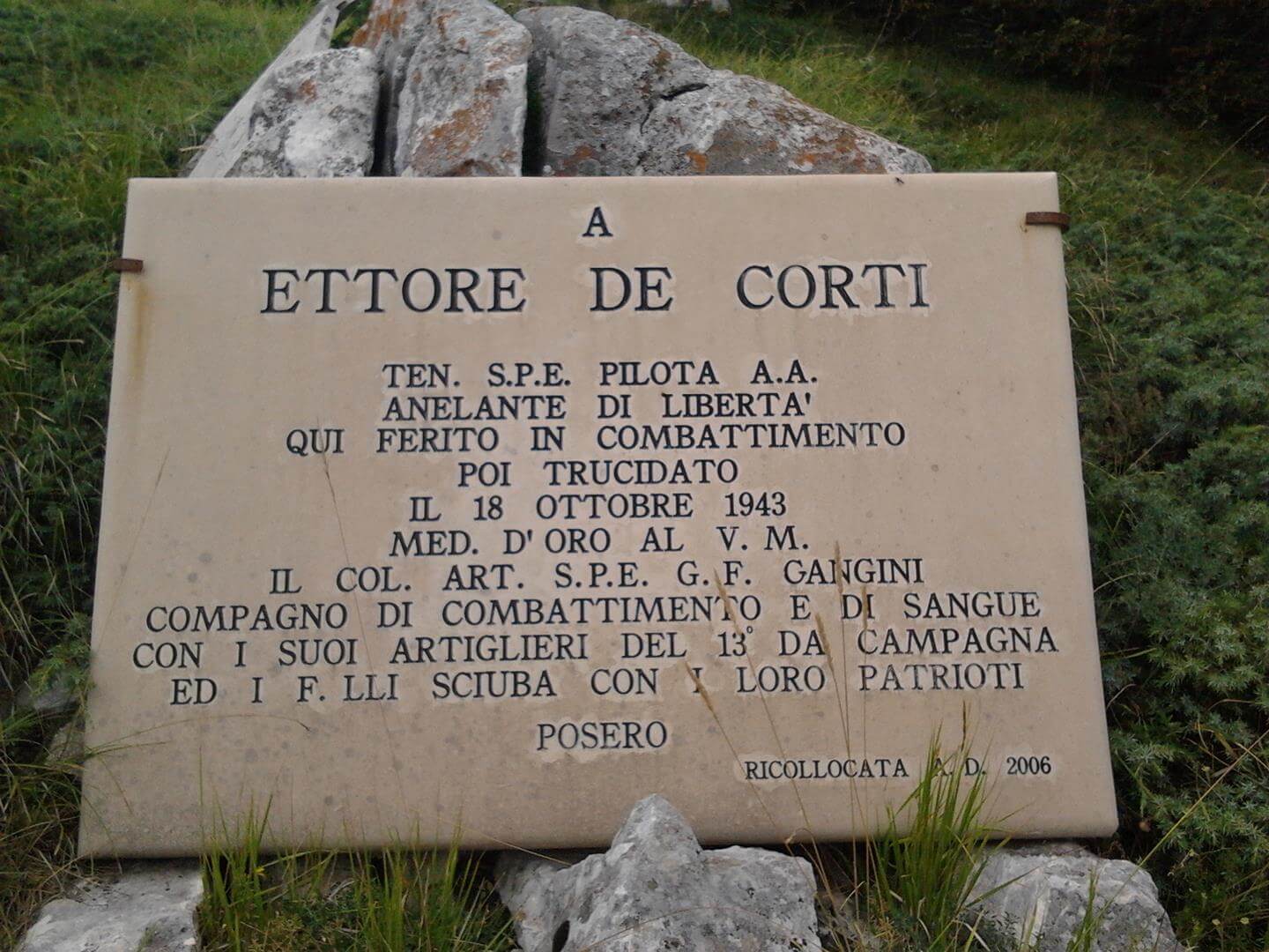Lapide commemorativa in onore di Ettore De Corti presso Monte Coccia